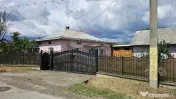 Casă cu 3 camere, teren intravilan de 1300mp în Ipoteș... 