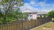 Casă cu 3 camere, teren intravilan de 1300mp în Ipoteș... 