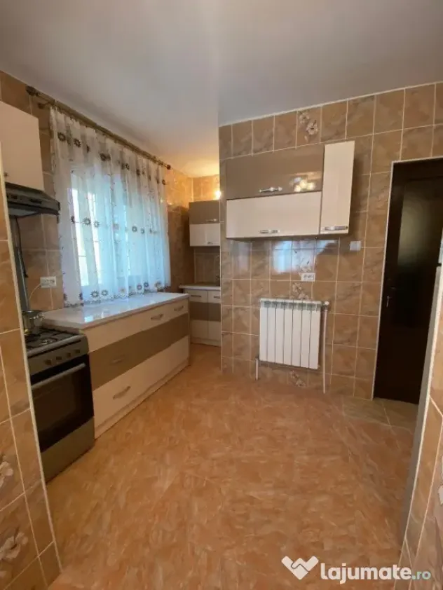 Casă 7 camere, beci 40mp, pod, curte, se acceptă muncitori (firmă)