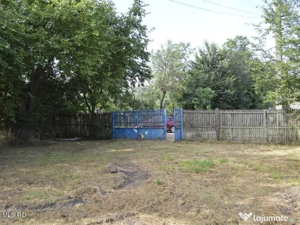 Suseni - Teren intravilan cu casa batraneasca, plan, supr...