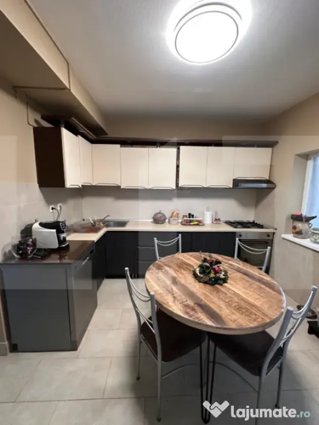 Casă spațioasă, de vanzare, cu 4 camere, 120 mp, zona Sel