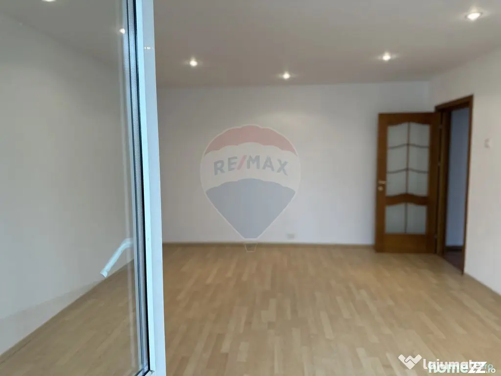 Apartament cu 4 camere de vânzare în zona Calea Romanului