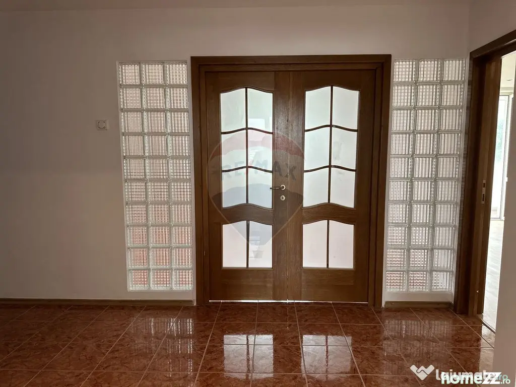 Apartament cu 4 camere de vânzare în zona Calea Romanului
