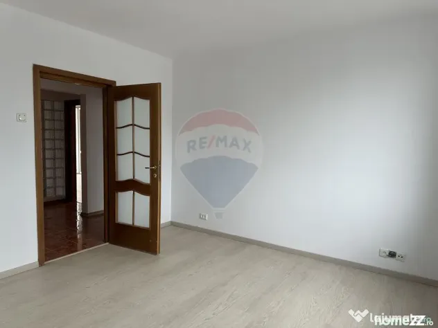 Apartament cu 4 camere de vânzare în zona Calea Romanului