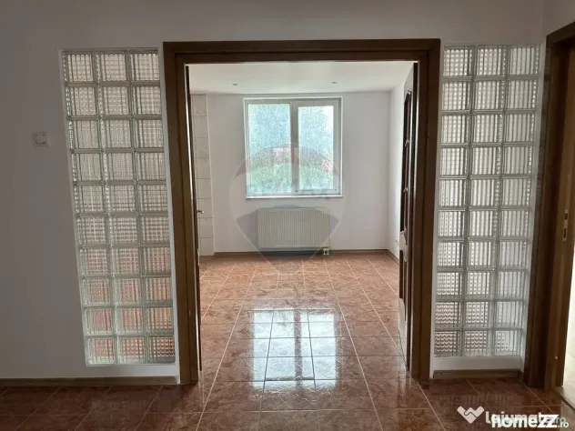 Apartament cu 4 camere de vânzare în zona Calea Romanului