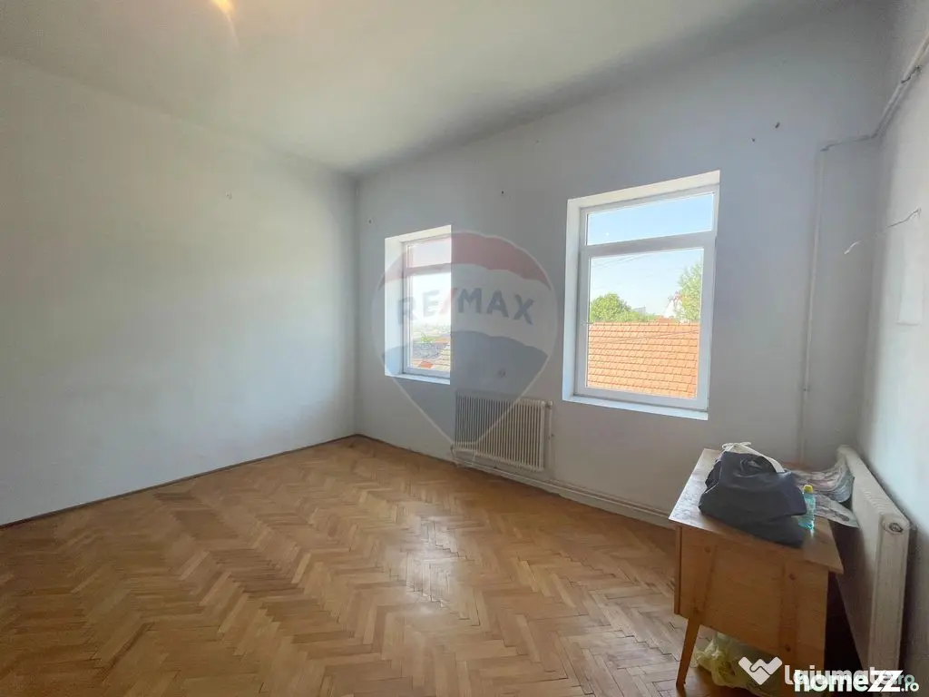 Casă cu 3 camere de vânzare în zona centrala comison 0...
