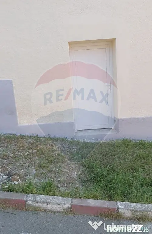 Casă cu 3 camere de vânzare în zona centrala comison 0...