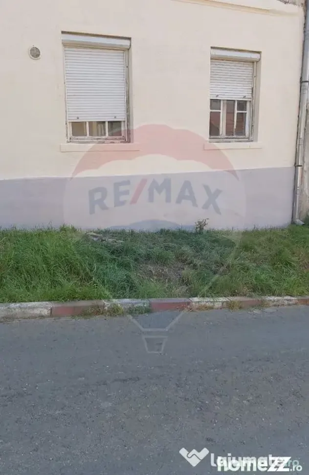 Casă cu 3 camere de vânzare în zona centrala comison 0...