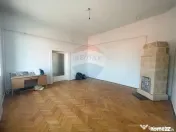 Casă cu 3 camere de vânzare în zona centrala comison 0... 