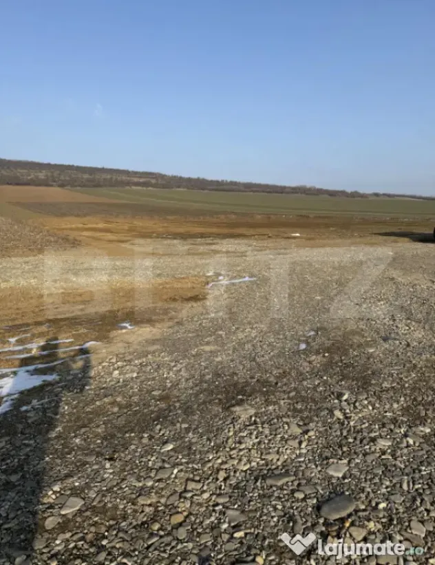 Teren intravilan, 3200 mp la DN 85, la ieșirea din Suceava