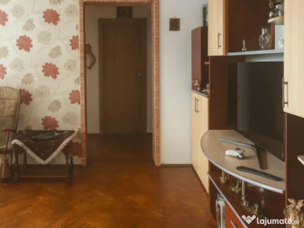 Apartament 3 camere decomandate zona Tractorul