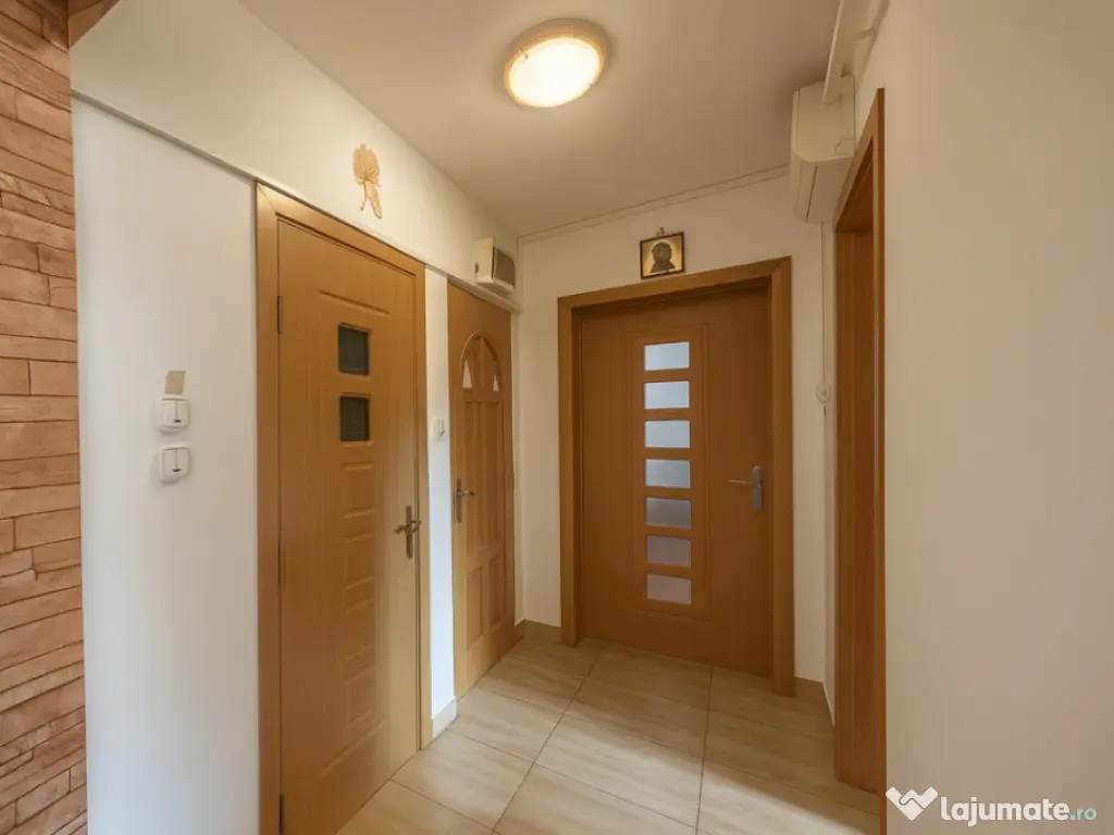 Apartament 3 camere decomandate zona Tractorul