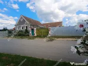 Casa cu 4 camere si 1650 mp teren la doar 30 km distanta de 