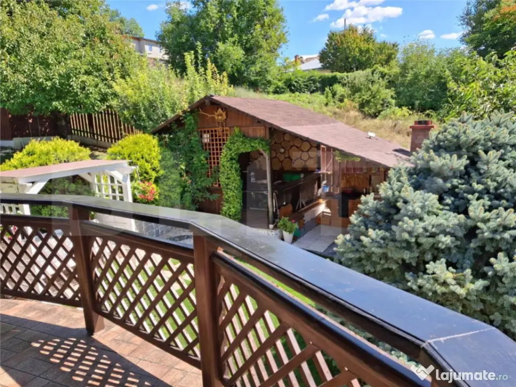 Proprietate elegantă cu teren mare și garaj în Bucium, pe