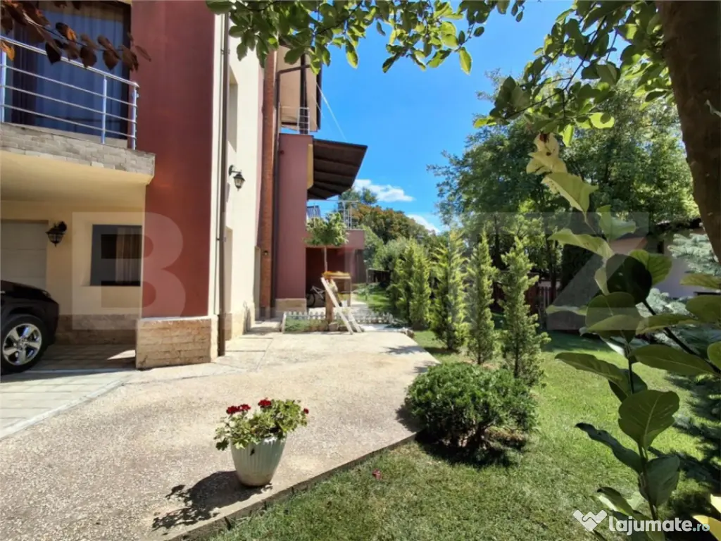 Proprietate elegantă cu teren mare și garaj în Bucium, pe