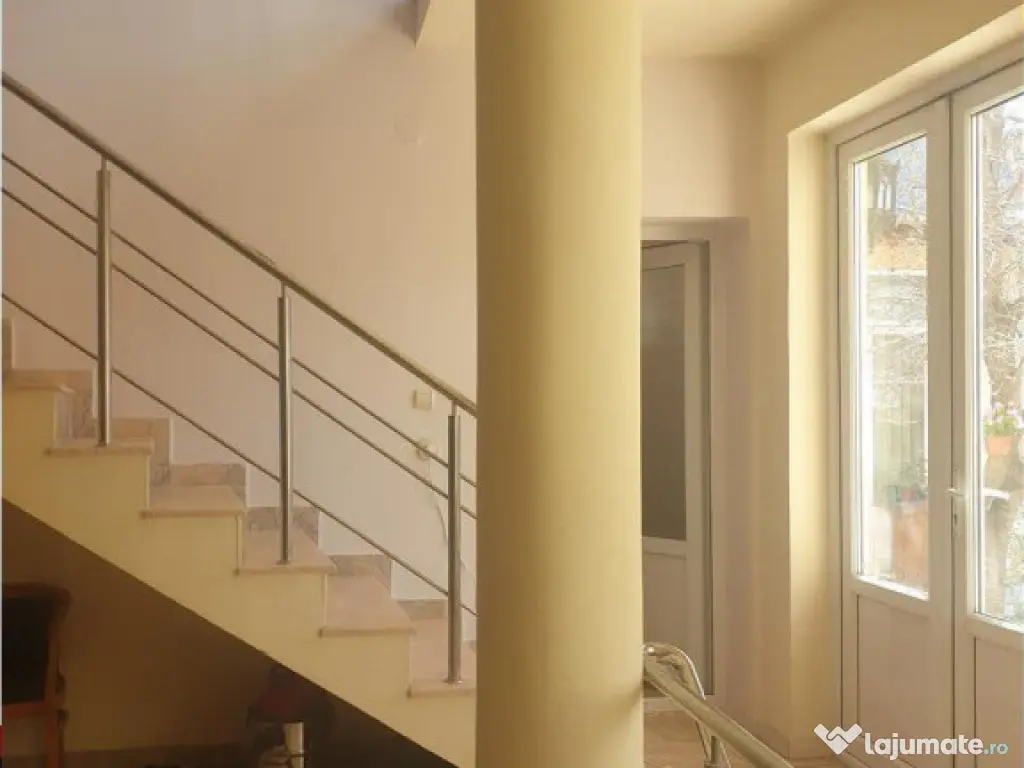 Casa cu etaj,teren 400 mp, pretabila : clinica, gradinita, b