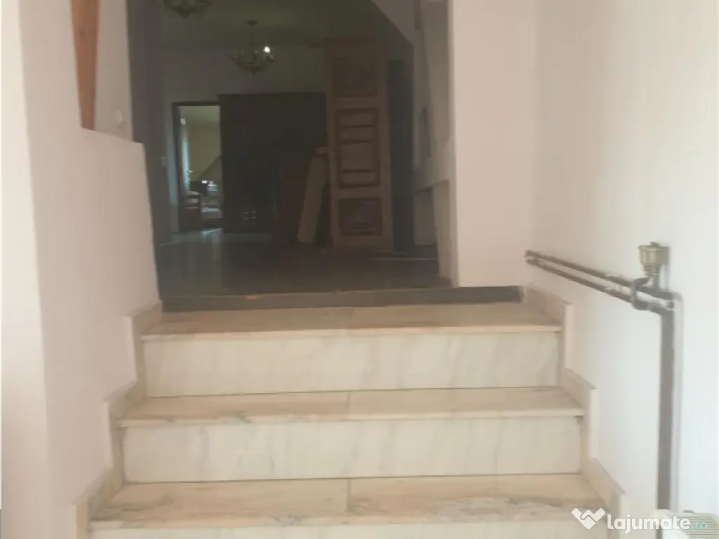 Casa cu etaj,teren 400 mp, pretabila : clinica, gradinita, b