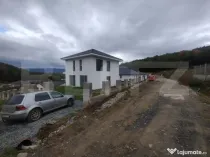 Casa 111 mp,pe 2 nivele cu 4 camere,570 mp teren,zona Valea