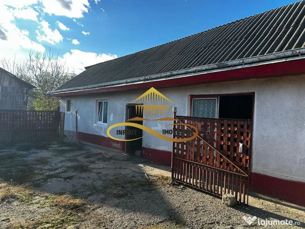 Casa batraneasca din caramida de vanzare si 4500 mp teren...