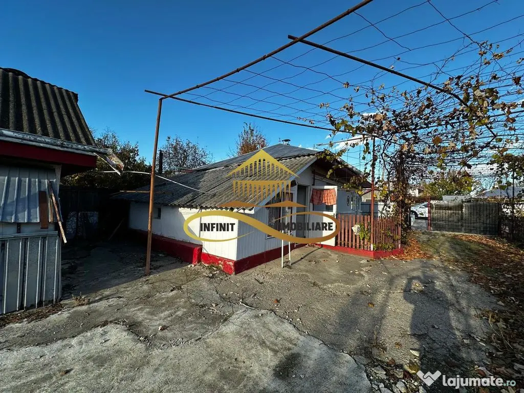 Casa batraneasca din caramida de vanzare si 4500 mp teren...