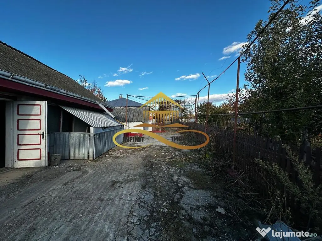 Casa batraneasca din caramida de vanzare si 4500 mp teren...