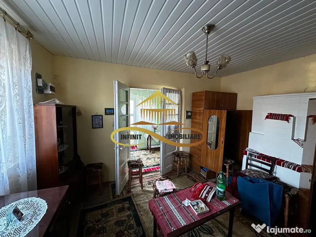 Casa batraneasca din caramida de vanzare si 4500 mp teren...