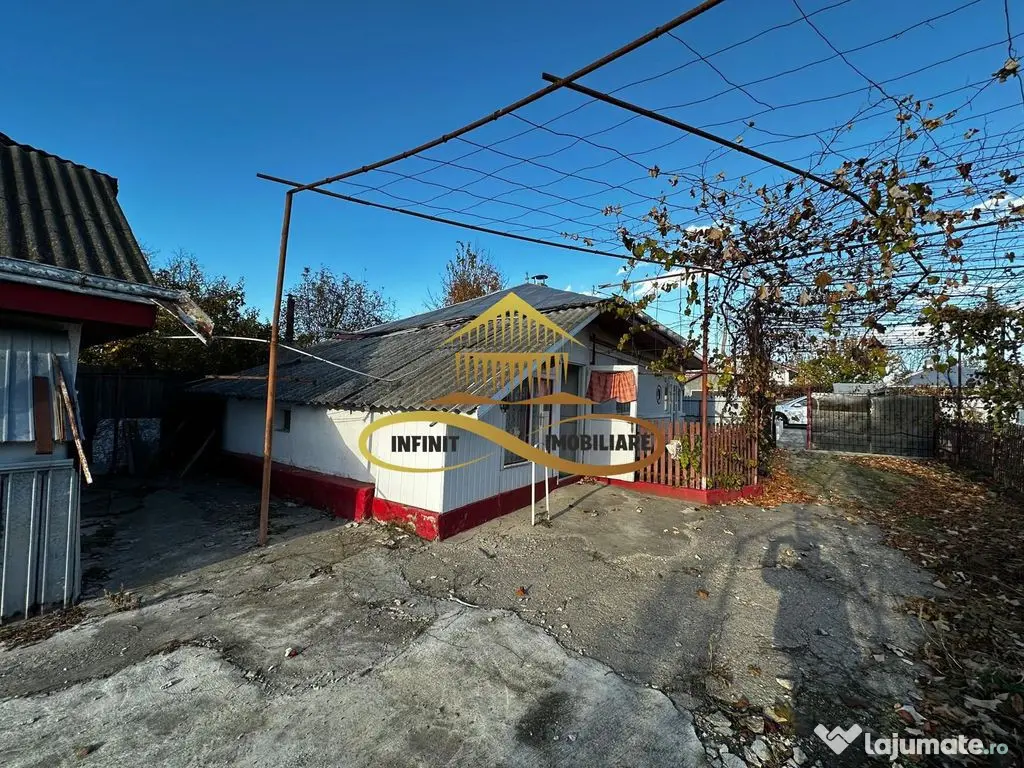 Casa batraneasca din caramida de vanzare si 4500 mp teren...