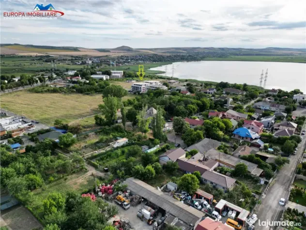 Teren intravilan construibil cu deschidere la lac