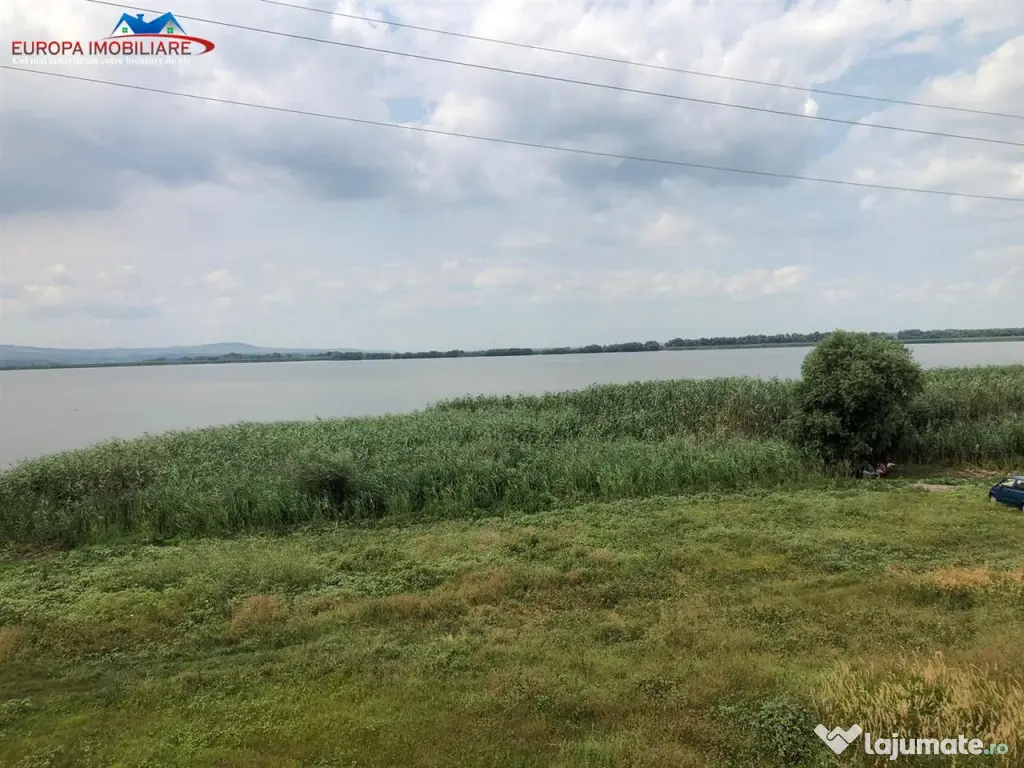 Teren intravilan construibil cu deschidere la lac
