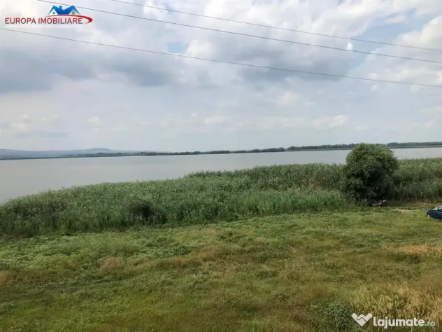 Teren intravilan construibil cu deschidere la lac