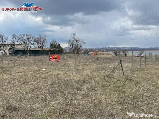 Teren intravilan construibil cu deschidere la lac