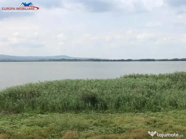 Teren intravilan construibil cu deschidere la lac