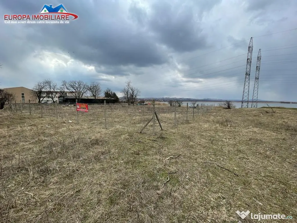 Teren intravilan construibil cu deschidere la lac