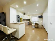 Casa spatioasa cu 5 dormitoare, doua bucatarii si teren de 1