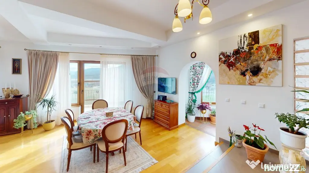 Casă / Vilă de Lux cu 5 camere de vânzare