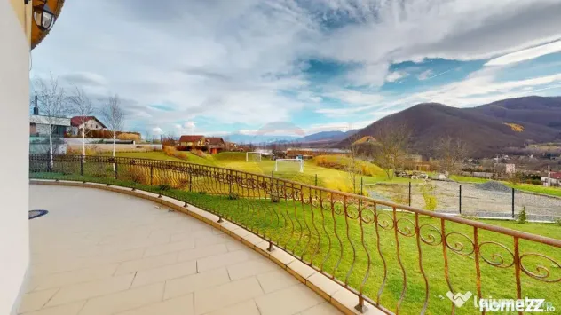 Casă / Vilă de Lux cu 5 camere de vânzare
