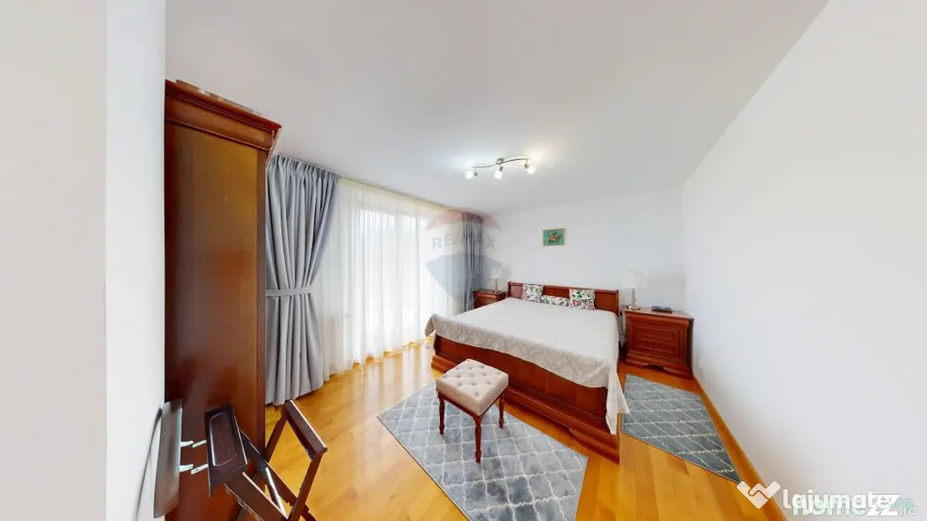 Casă / Vilă de Lux cu 5 camere de vânzare