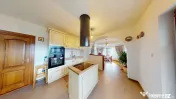 Casă / Vilă de Lux cu 5 camere de vânzare 