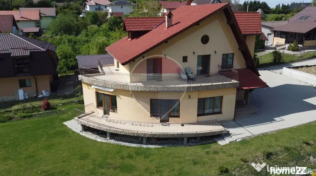 Casă / Vilă de Lux cu 5 camere de vânzare