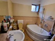 3 camere in vila si curte individuala 