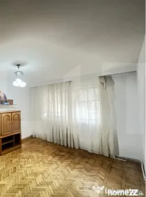 Vanzare apartament de 3 camere, etaj 3, decomandat zona Prim