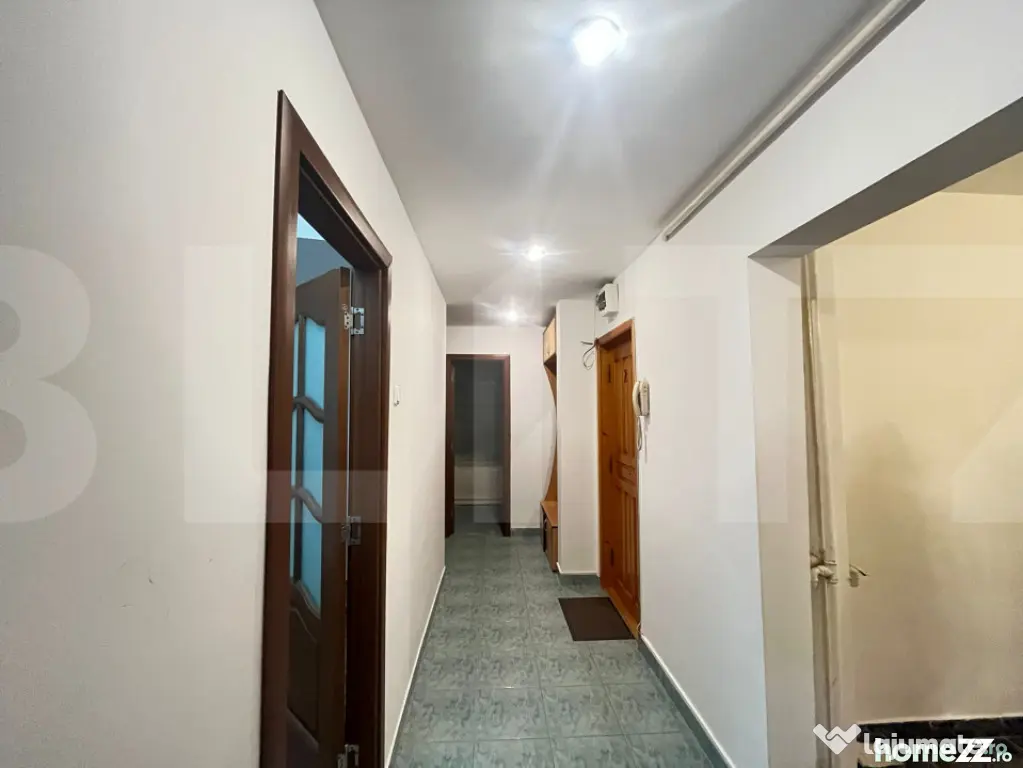 Vanzare apartament de 3 camere, etaj 3, decomandat zona Prim