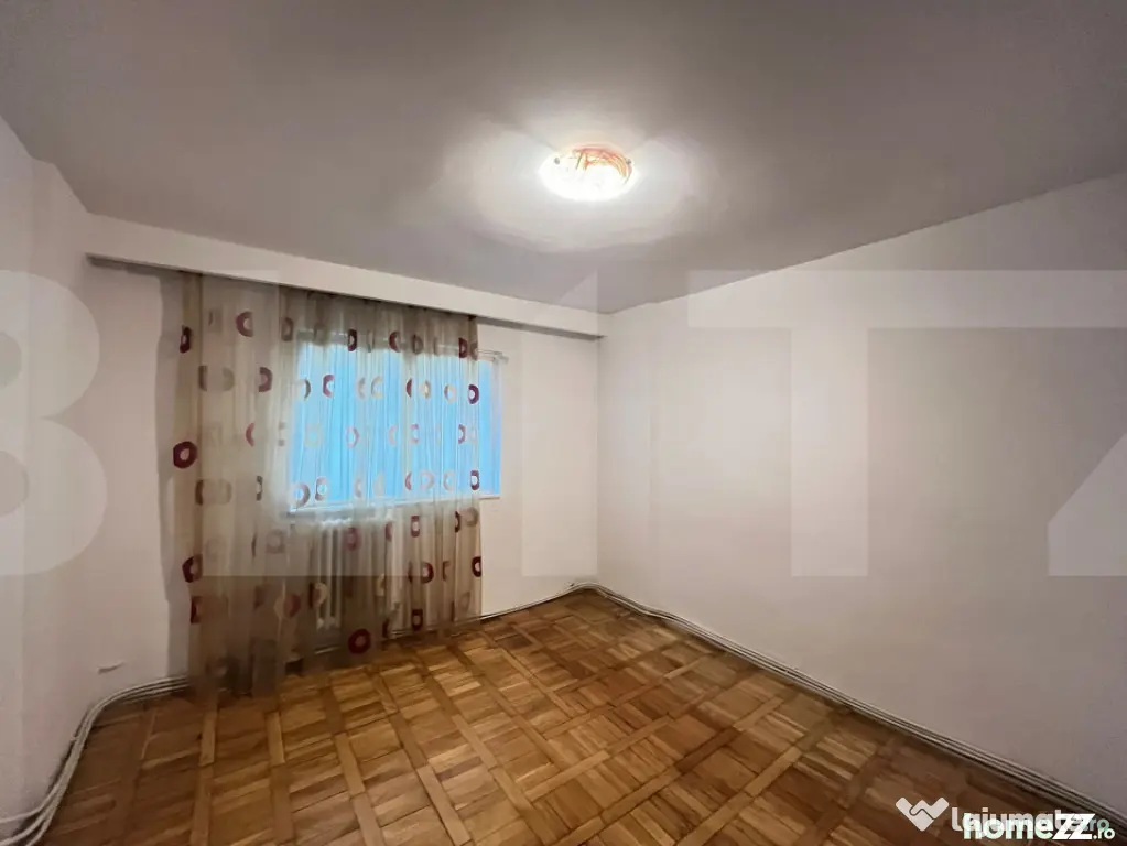 Vanzare apartament de 3 camere, etaj 3, decomandat zona Prim