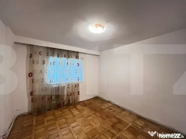 Vanzare apartament de 3 camere, etaj 3, decomandat zona Prim