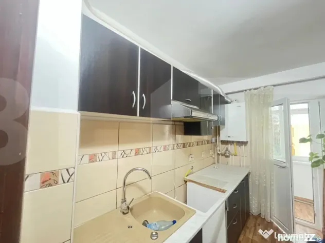 Vanzare apartament de 3 camere, etaj 3, decomandat zona Prim