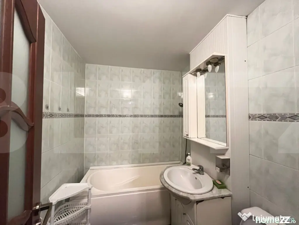 Vanzare apartament de 3 camere, etaj 3, decomandat zona Prim
