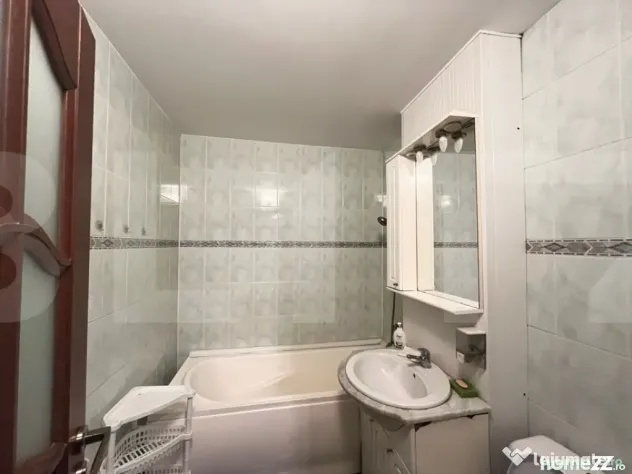 Vanzare apartament de 3 camere, etaj 3, decomandat zona Prim