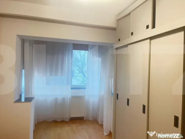 Vanzare apartament de 3 camere, etaj 3, decomandat zona Prim