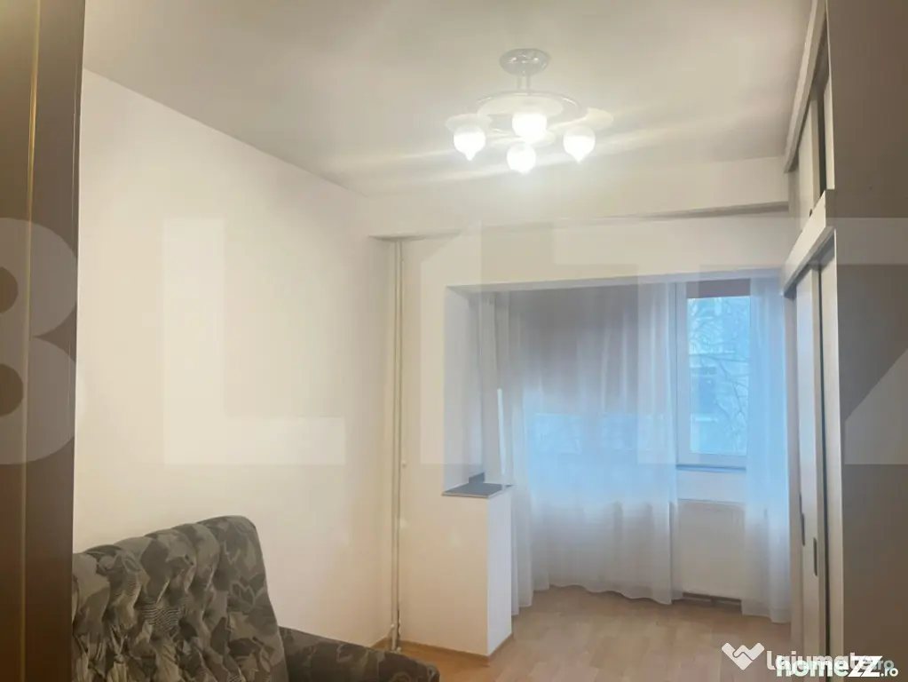 Vanzare apartament de 3 camere, etaj 3, decomandat zona Prim
