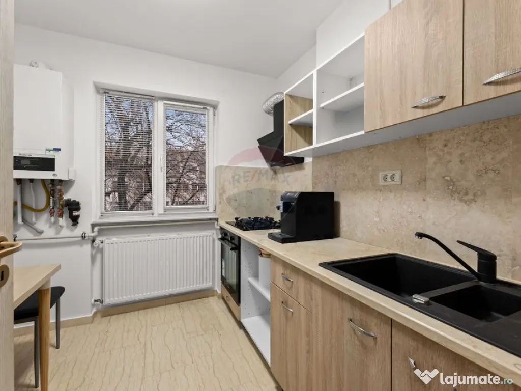 Apartament de închiriat cu 3 camere Ultracentral, parcar...